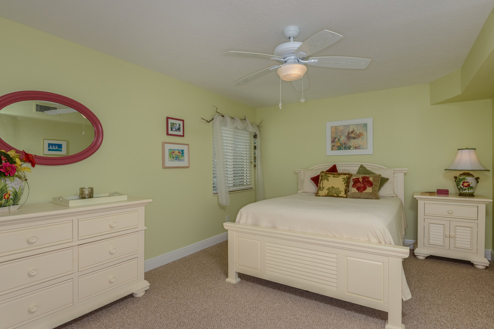 Стильный дизайн: гостевая спальня среднего размера, (комната для гостей) в морском стиле с зелеными стенами и ковровым покрытием - последний тренд