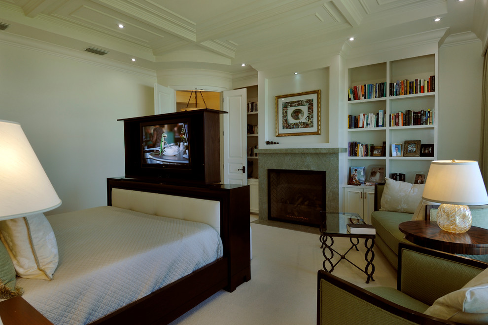 Foto de dormitorio principal bohemio grande con paredes blancas, moqueta, todas las chimeneas y marco de chimenea de piedra