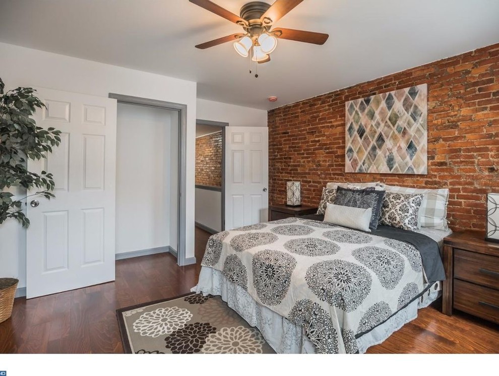 На фото: спальня в стиле лофт с белыми стенами, паркетным полом среднего тона и коричневым полом с