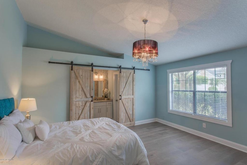 Источник вдохновения для домашнего уюта: хозяйская спальня среднего размера в стиле кантри с синими стенами и светлым паркетным полом без камина