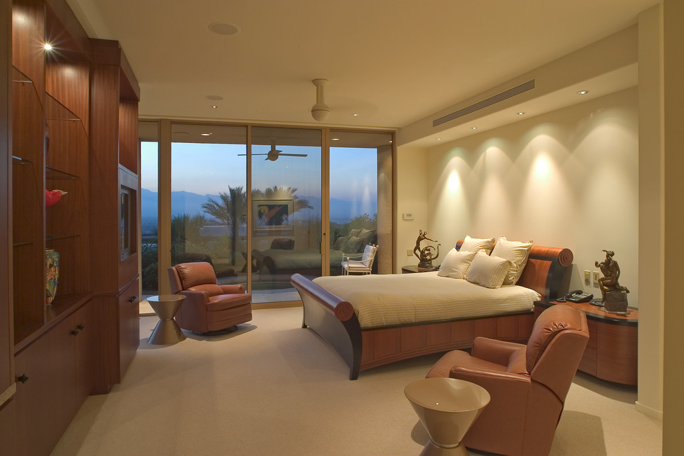 Modernes Schlafzimmer ohne Kamin mit beiger Wandfarbe und Teppichboden in Sonstige