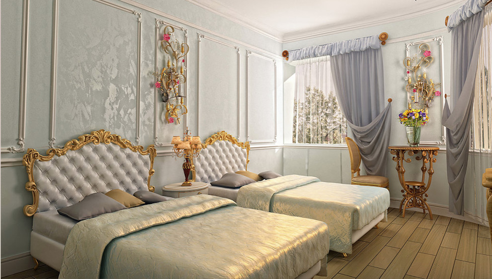 ニューヨークにある広いヴィクトリアン調のおしゃれな客用寝室 (青い壁、磁器タイルの床、茶色い床) のインテリア