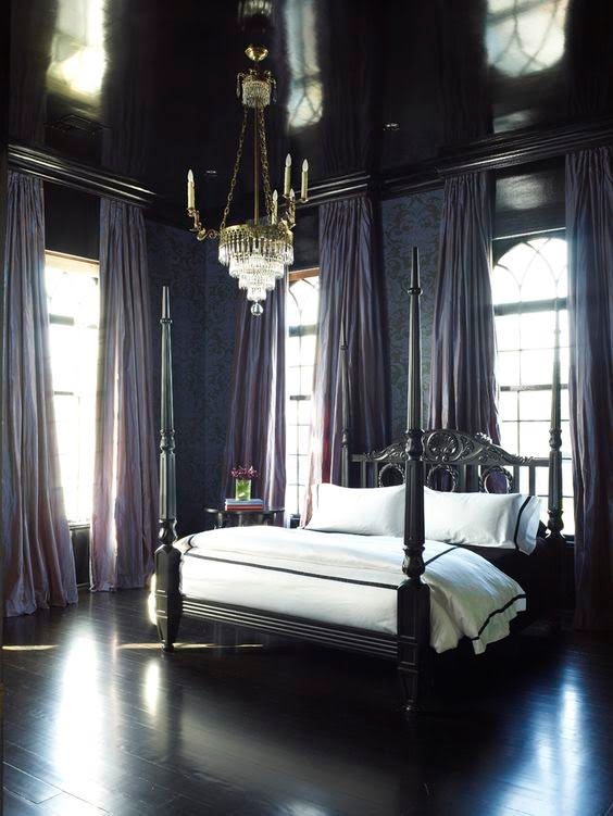 Immagine di una camera da letto shabby-chic style con parquet scuro e pavimento nero