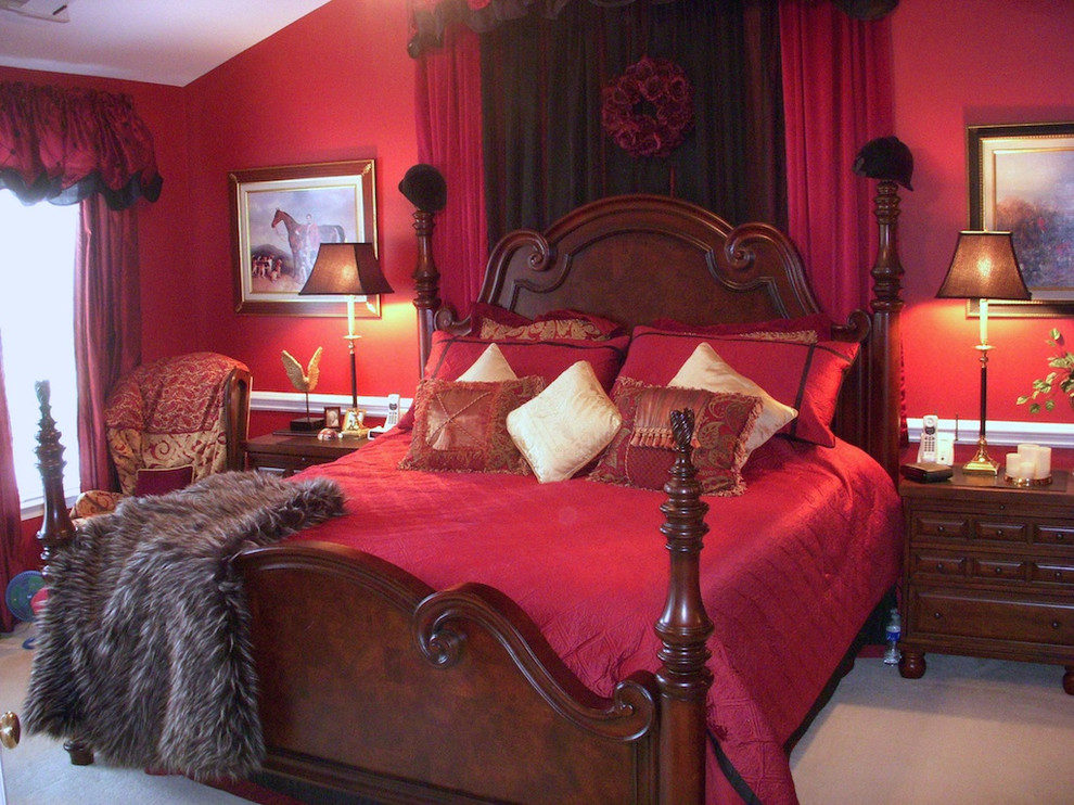 Inspiration pour une grande chambre avec un mur rouge.