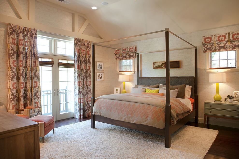 На фото: большая хозяйская спальня в стиле неоклассика (современная классика) с темным паркетным полом, серыми стенами и коричневым полом без камина с