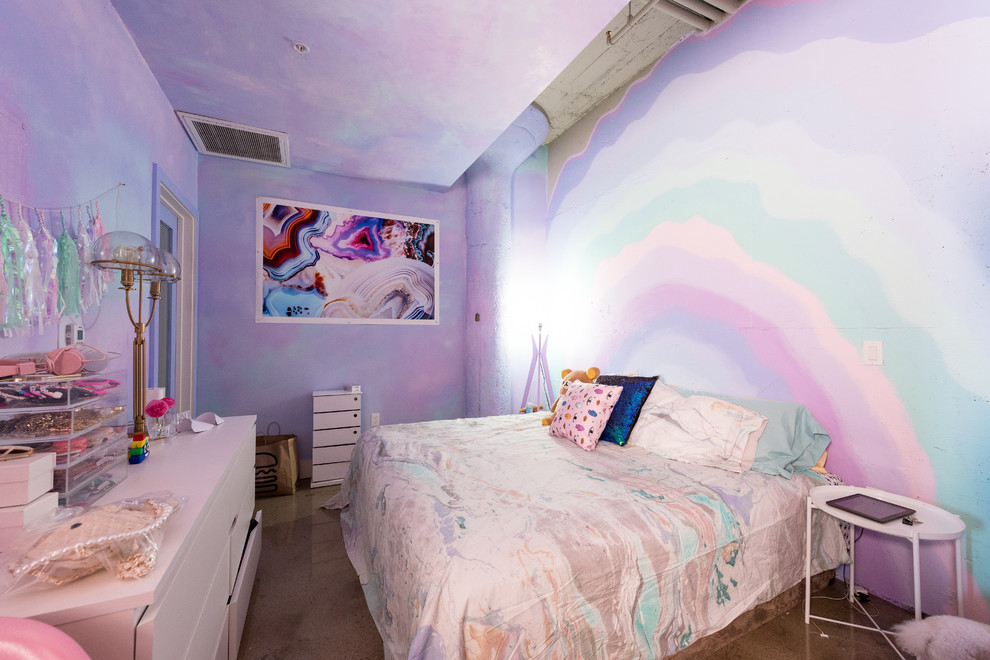 Stilmix Hauptschlafzimmer mit bunten Wänden und braunem Boden in Los Angeles