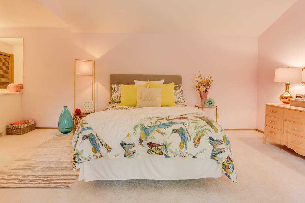 Idee per una camera degli ospiti boho chic di medie dimensioni con pareti rosa, moquette e pavimento bianco