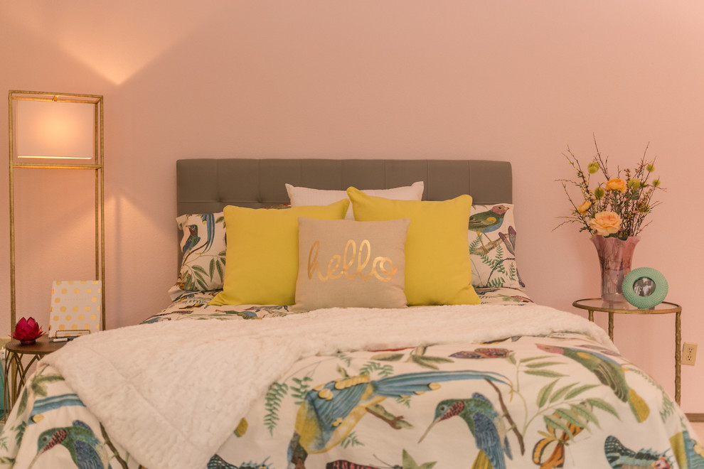 Ejemplo de habitación de invitados ecléctica de tamaño medio con paredes rosas y moqueta