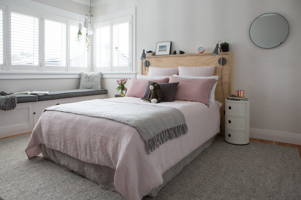 Aménagement d'une chambre grise et rose classique.