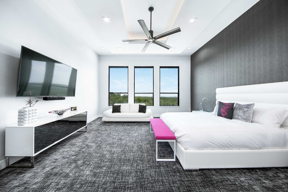 Immagine di una camera da letto design con pareti nere, moquette, pavimento grigio e soffitto ribassato
