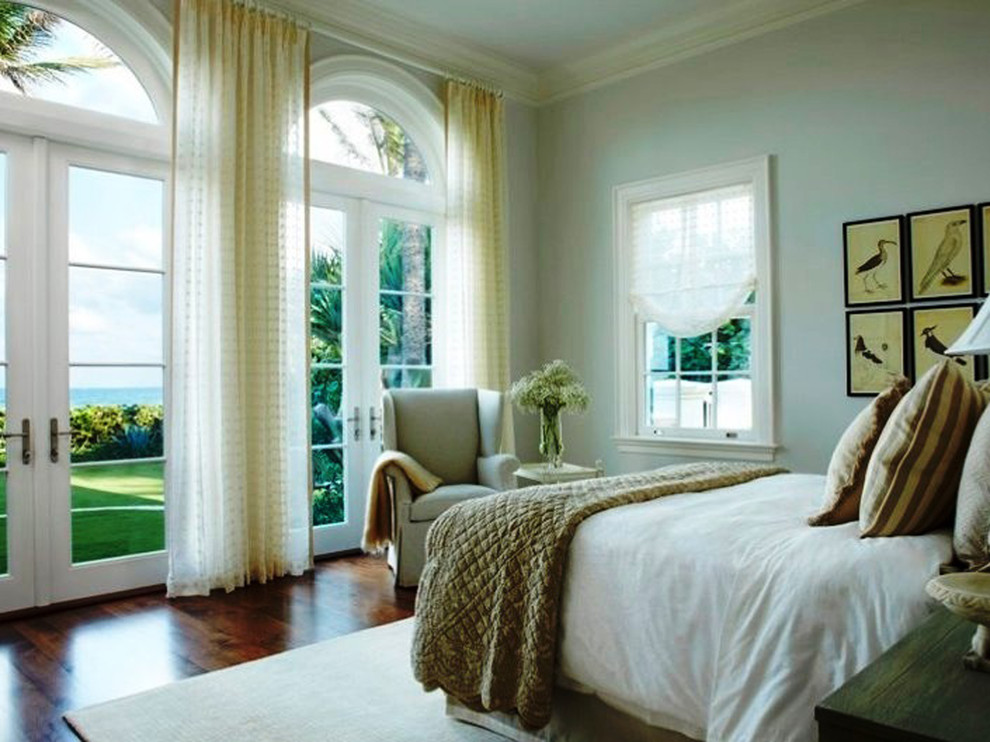 Идея дизайна: большая хозяйская спальня в классическом стиле с синими стенами и паркетным полом среднего тона без камина