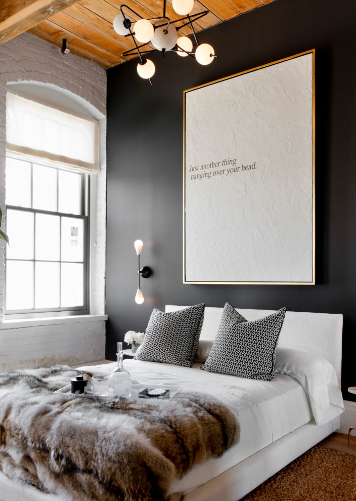 Источник вдохновения для домашнего уюта: спальня среднего размера в стиле лофт с черными стенами, паркетным полом среднего тона, коричневым полом, деревянным потолком и кирпичными стенами