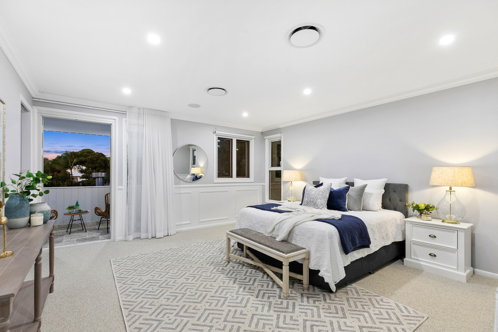 Klassisches Hauptschlafzimmer ohne Kamin mit grauer Wandfarbe, Teppichboden, beigem Boden, Wandpaneelen und vertäfelten Wänden in Brisbane
