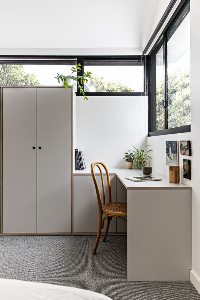 Kleines Nordisches Hauptschlafzimmer mit weißer Wandfarbe, Teppichboden und grauem Boden in Sydney