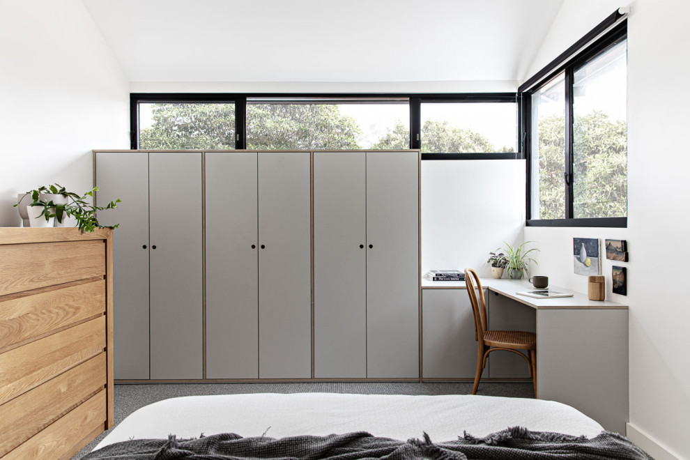 На фото: маленькая хозяйская спальня в современном стиле с белыми стенами, ковровым покрытием и серым полом для на участке и в саду с