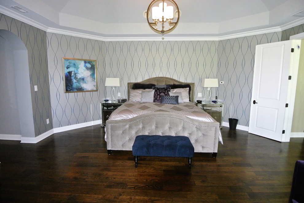 Großes Klassisches Hauptschlafzimmer mit blauer Wandfarbe, dunklem Holzboden, Kamin und Kaminumrandung aus Stein in Indianapolis