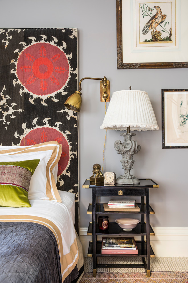 Источник вдохновения для домашнего уюта: хозяйская спальня среднего размера в стиле фьюжн с ковровым покрытием, серыми стенами и бежевым полом