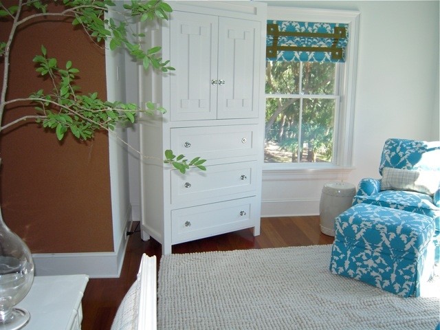 チャールストンにある中くらいなコンテンポラリースタイルのおしゃれな寝室 (白い壁、無垢フローリング) のレイアウト