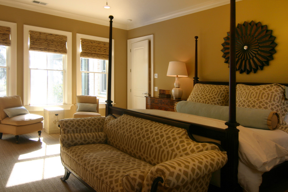 Exemple d'une chambre parentale tendance de taille moyenne avec un mur beige et un sol en bois brun.