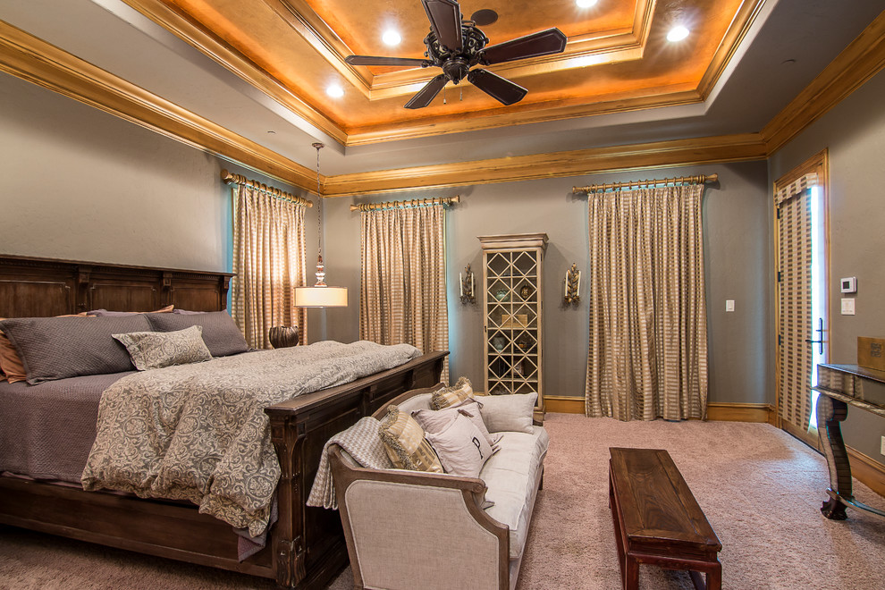 Modelo de habitación de invitados clásica renovada de tamaño medio sin chimenea con paredes azules y moqueta