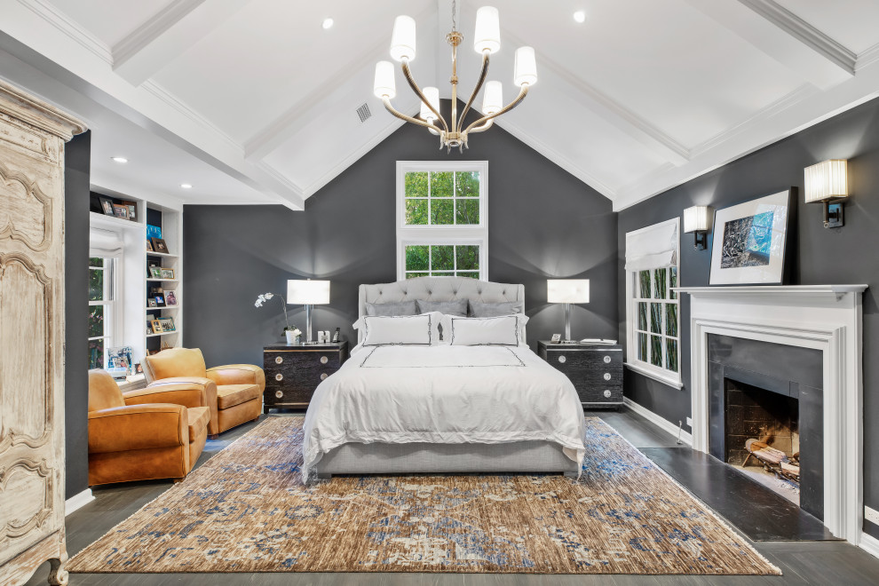 Bild på ett vintage sovrum, med grå väggar, mörkt trägolv, en standard öppen spis och brunt golv