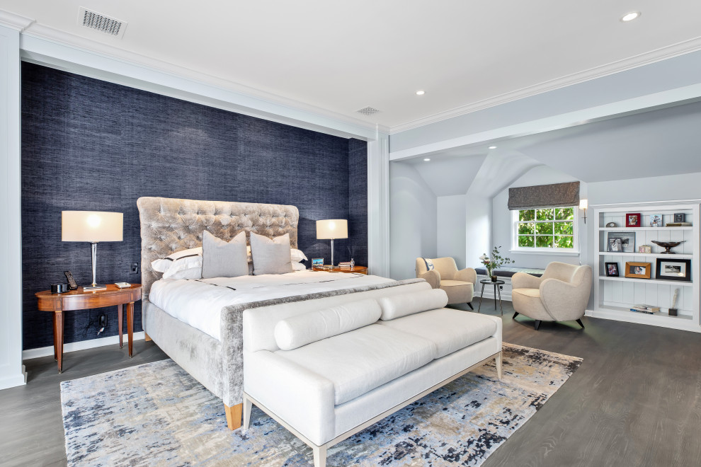 Aménagement d'une chambre classique avec un mur bleu, parquet foncé, un sol marron et du papier peint.