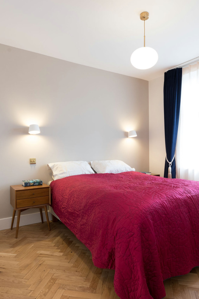 ロンドンにある小さなコンテンポラリースタイルのおしゃれな主寝室 (ベージュの壁、淡色無垢フローリング、暖炉なし、茶色い床) のレイアウト