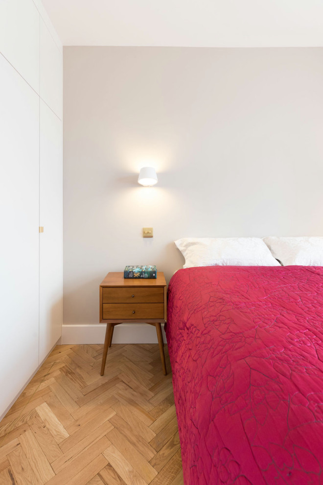 ロンドンにある小さなコンテンポラリースタイルのおしゃれな主寝室 (ベージュの壁、淡色無垢フローリング、暖炉なし、茶色い床)