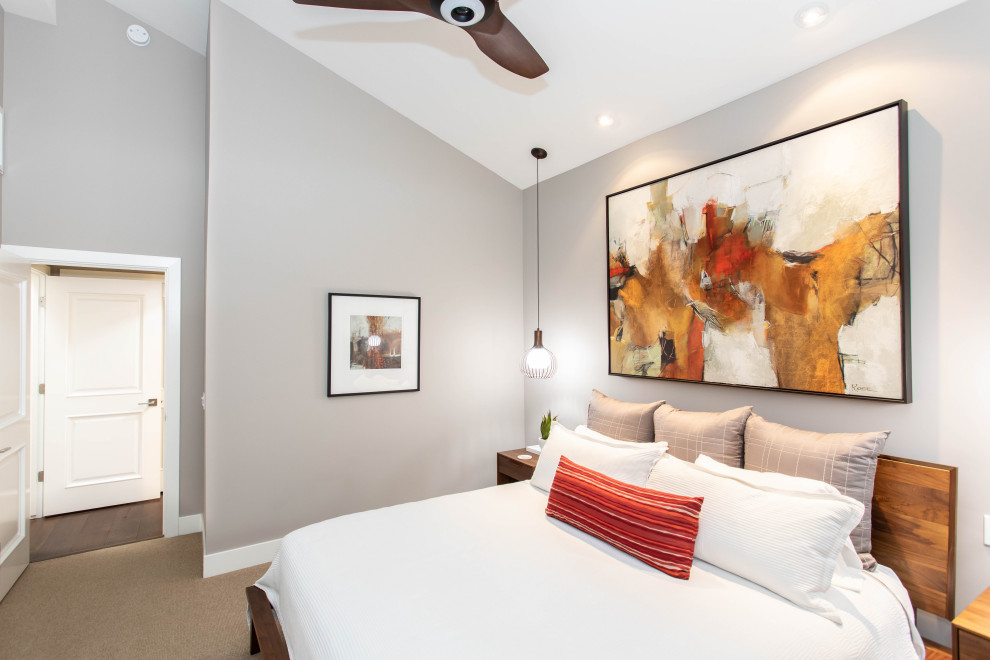 На фото: хозяйская спальня среднего размера в современном стиле с серыми стенами, ковровым покрытием и бежевым полом без камина
