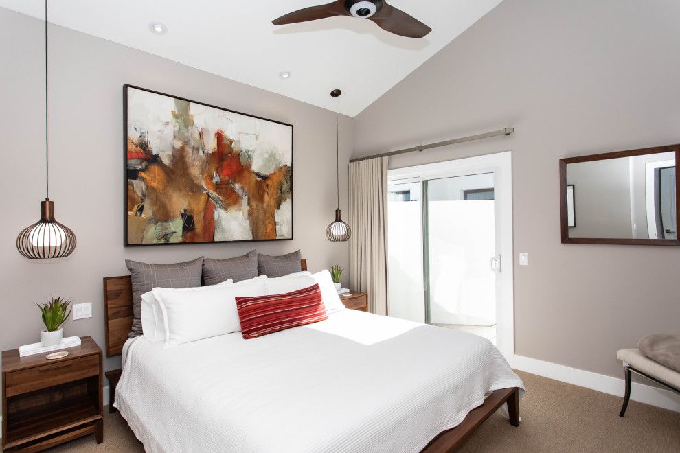 Свежая идея для дизайна: хозяйская спальня среднего размера в современном стиле с серыми стенами, ковровым покрытием и бежевым полом без камина - отличное фото интерьера