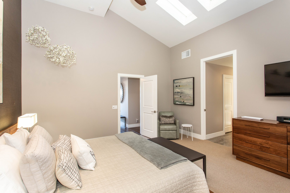 На фото: спальня среднего размера в современном стиле с серыми стенами, ковровым покрытием и бежевым полом без камина с