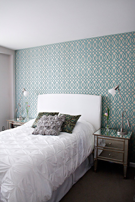 Стильный дизайн: гостевая спальня среднего размера, (комната для гостей) в современном стиле с разноцветными стенами, ковровым покрытием и серым полом без камина - последний тренд