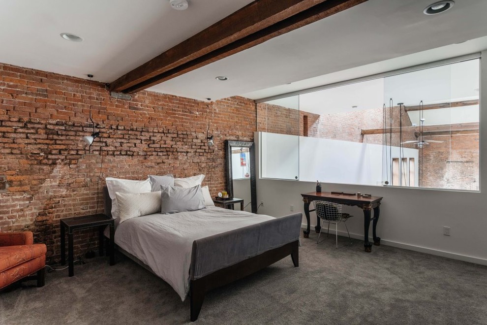 Foto de dormitorio principal urbano de tamaño medio sin chimenea con paredes rojas, moqueta y con escritorio