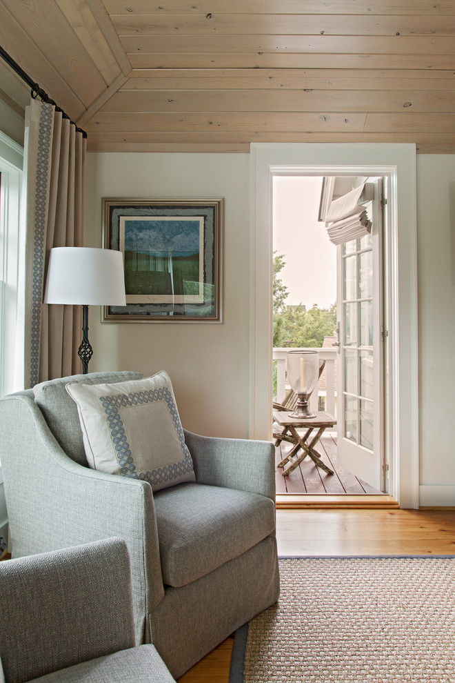 Großes Maritimes Hauptschlafzimmer mit weißer Wandfarbe und braunem Holzboden in Charleston