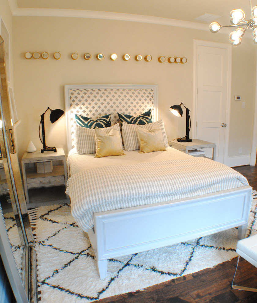 Mittelgroßes Modernes Schlafzimmer ohne Kamin mit beiger Wandfarbe, braunem Holzboden und braunem Boden in Dallas