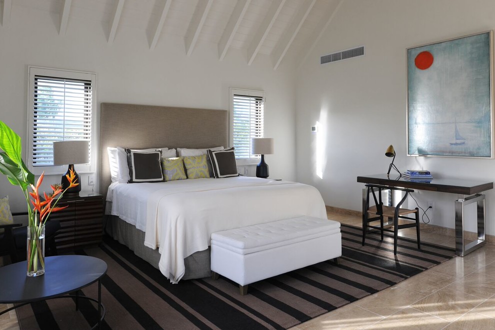 デンバーにある広いコンテンポラリースタイルのおしゃれな主寝室 (白い壁、ライムストーンの床) のレイアウト