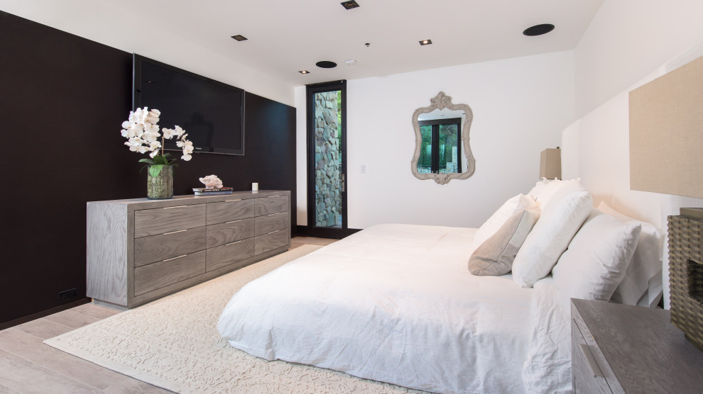 Großes Modernes Hauptschlafzimmer mit weißer Wandfarbe, hellem Holzboden, beigem Boden und gewölbter Decke in Los Angeles