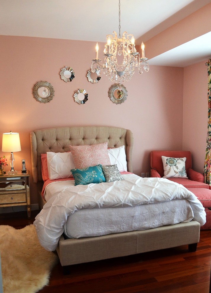 Réalisation d'une grande chambre parentale style shabby chic avec un mur rose, parquet foncé, aucune cheminée et un sol marron.