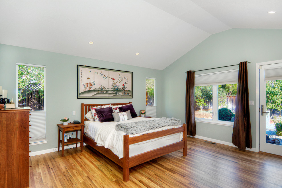 Ejemplo de dormitorio principal de estilo zen de tamaño medio con suelo de madera clara y paredes verdes