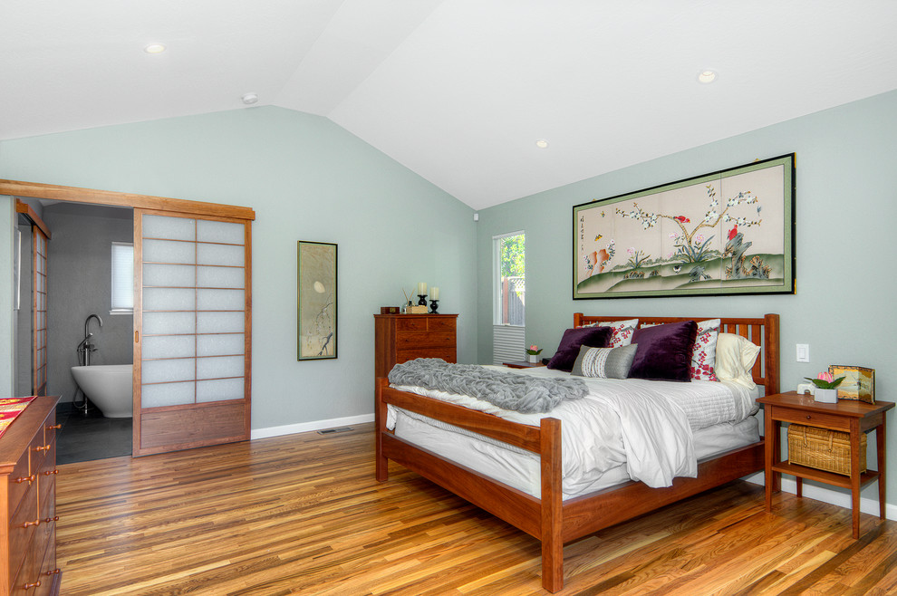 Mittelgroßes Asiatisches Hauptschlafzimmer mit grüner Wandfarbe und braunem Holzboden in San Francisco