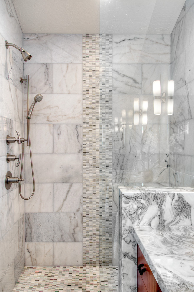 Diseño de cuarto de baño asiático de tamaño medio con paredes grises y suelo de baldosas de cerámica