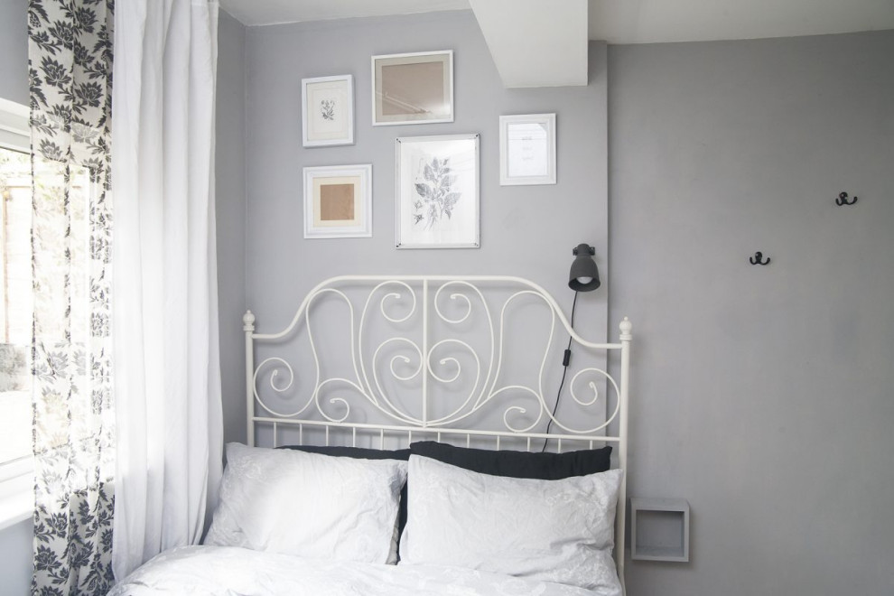 ロンドンにある小さなエクレクティックスタイルのおしゃれな主寝室 (グレーの壁、淡色無垢フローリング、ベージュの床) のインテリア