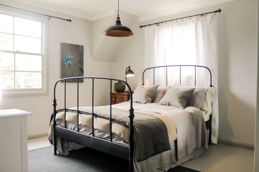 На фото: гостевая спальня среднего размера, (комната для гостей) в скандинавском стиле с серыми стенами и деревянным полом