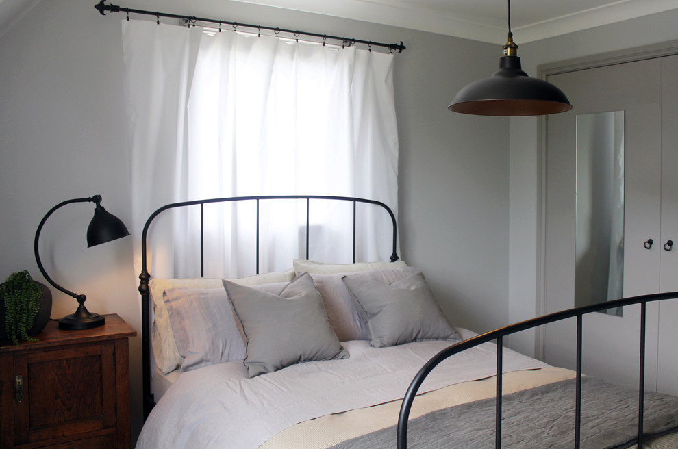Свежая идея для дизайна: маленькая гостевая спальня (комната для гостей) в скандинавском стиле с серыми стенами и деревянным полом для на участке и в саду - отличное фото интерьера