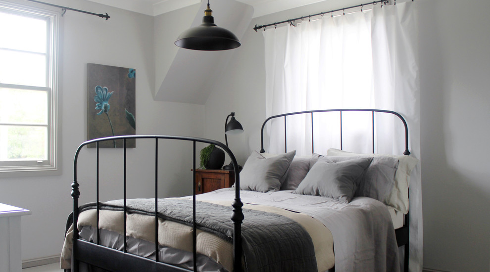На фото: гостевая спальня среднего размера, (комната для гостей) в скандинавском стиле с серыми стенами и деревянным полом с