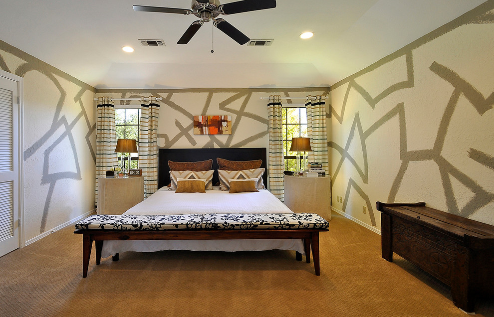 Стильный дизайн: хозяйская спальня в стиле рустика с разноцветными стенами и ковровым покрытием - последний тренд
