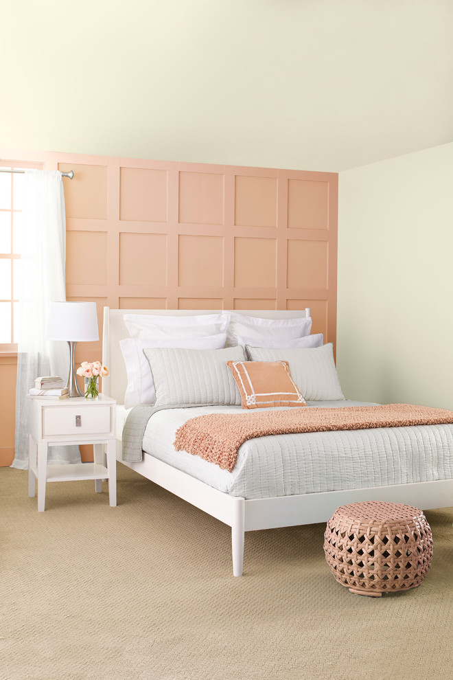 シャーロットにある中くらいなトランジショナルスタイルのおしゃれな主寝室 (オレンジの壁、カーペット敷き) のレイアウト