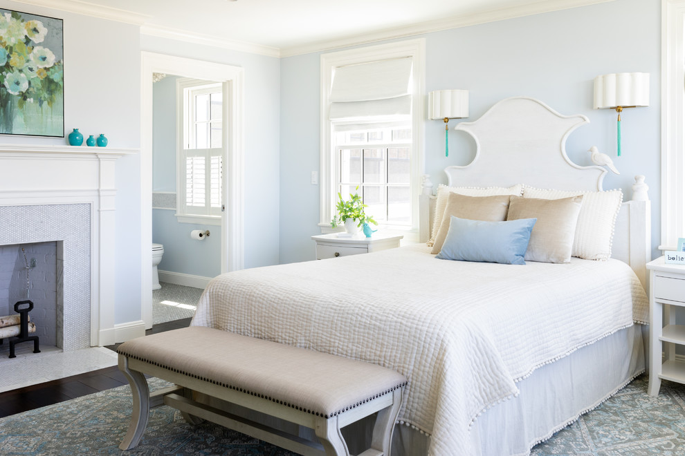 ボストンにあるビーチスタイルのおしゃれな主寝室 (濃色無垢フローリング、標準型暖炉、タイルの暖炉まわり)