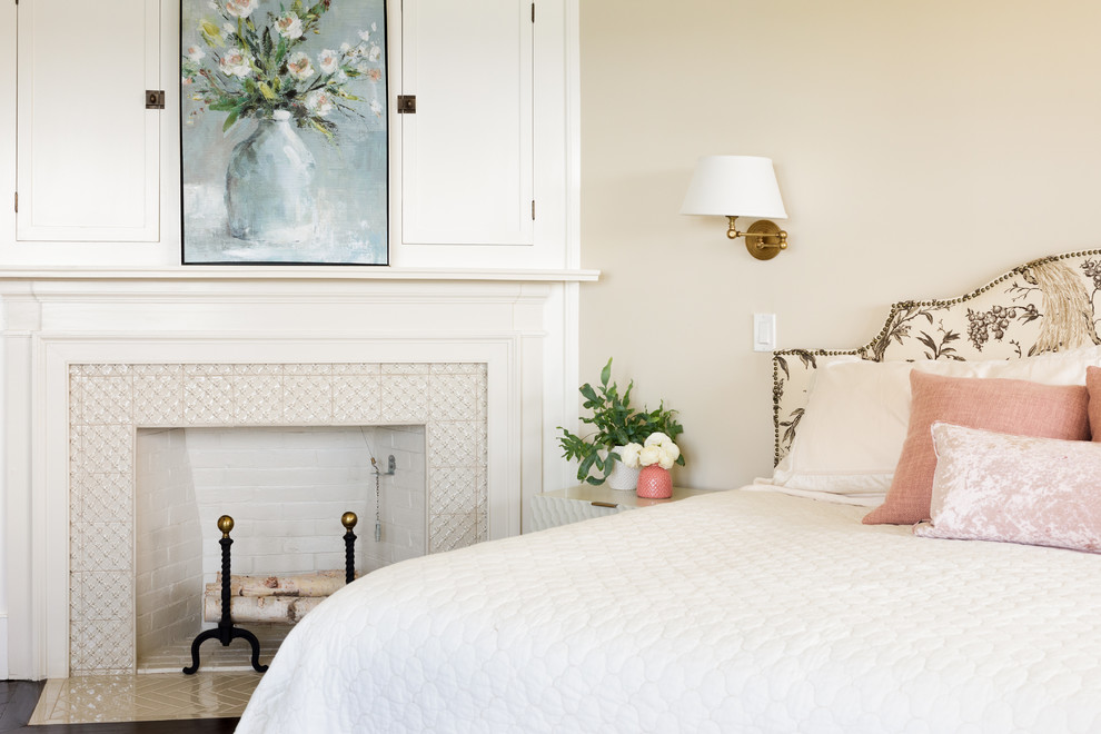 ボストンにあるビーチスタイルのおしゃれな客用寝室 (濃色無垢フローリング、標準型暖炉、タイルの暖炉まわり)