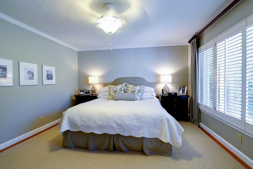 Ejemplo de dormitorio principal clásico renovado de tamaño medio sin chimenea con moqueta, paredes grises y suelo beige